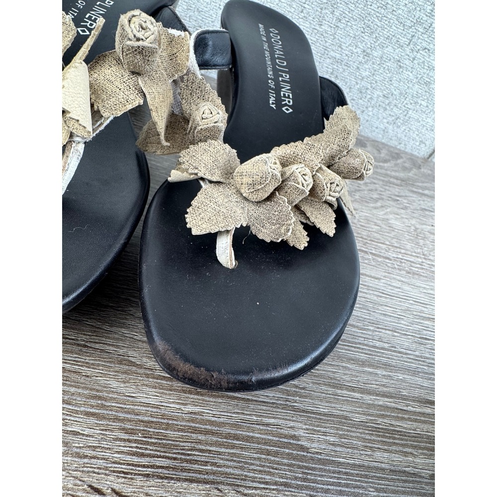 Donald J Pliner Cisso Wedge Thong Sandals Womens 6 Leather Flower Made Italy - Picture 2 of 7
